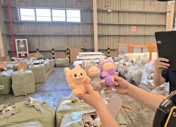 民间资本 上海海关查获6960件假冒泡泡玛特玩具