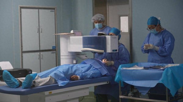 优配中国 青岛眼科医院暑期又迎“摘镜热” 外地学子千里奔赴体验专业服务