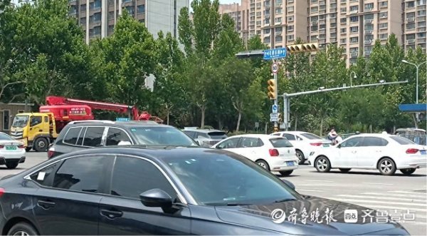 博牛配资 情报站|济南奥体中路与花园东路路口红绿灯不亮，存隐患盼修复！