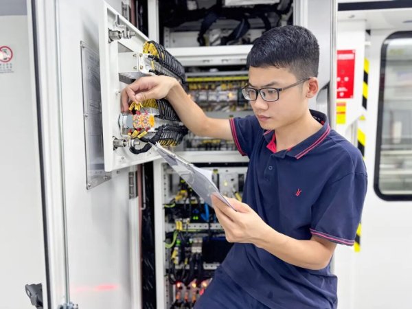 泸深策略 七载国庆守一线，新线攻坚最前沿