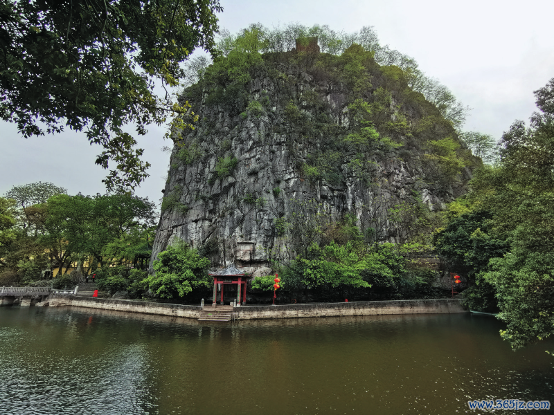 桂林独秀峰,华中大学在桂期间的校舍即在附近